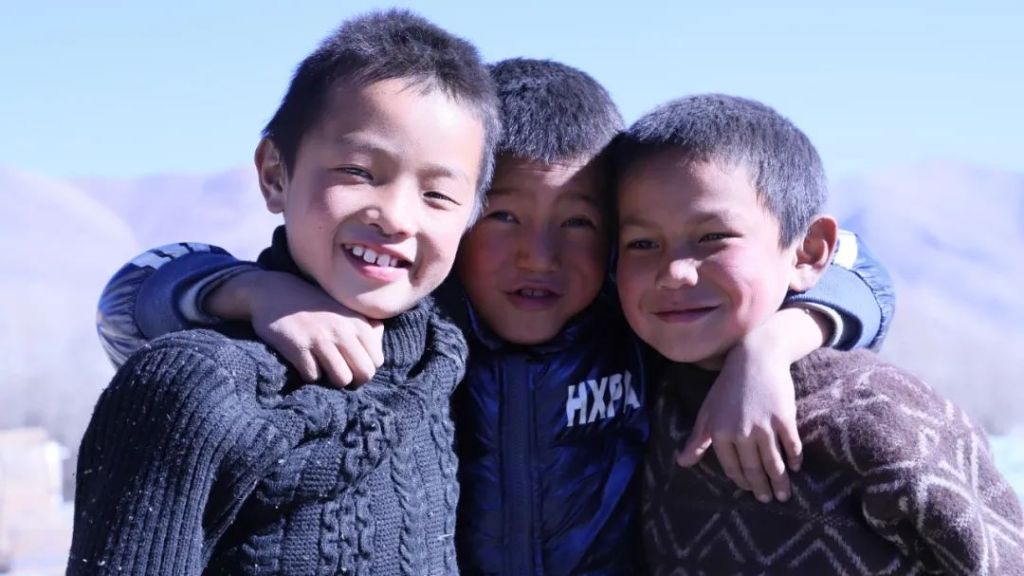 他從上海到西藏定日,希望一點(diǎn)點(diǎn)平息孩子們心中的“余震”