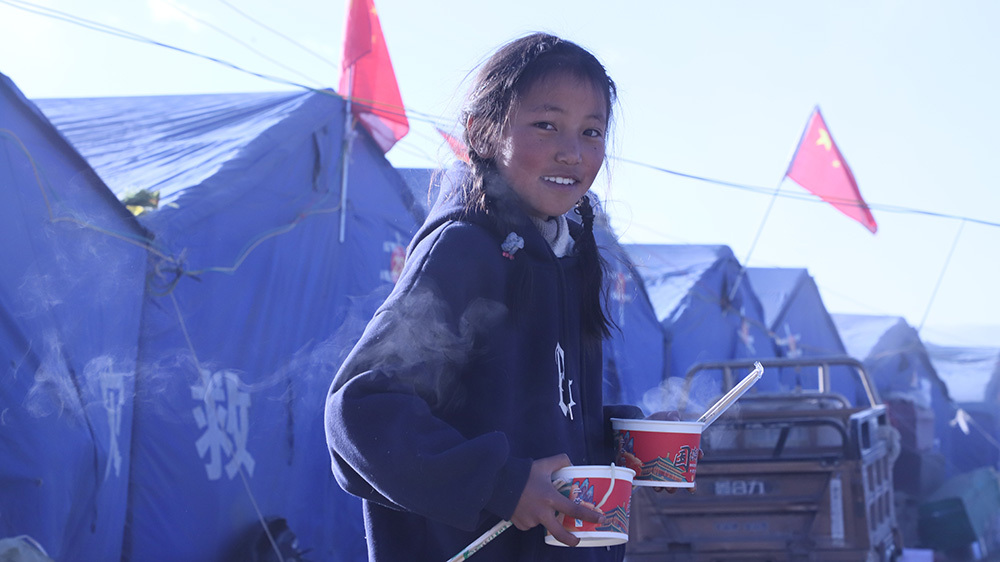 他從上海到西藏定日,希望一點(diǎn)點(diǎn)平息孩子們心中的“余震”