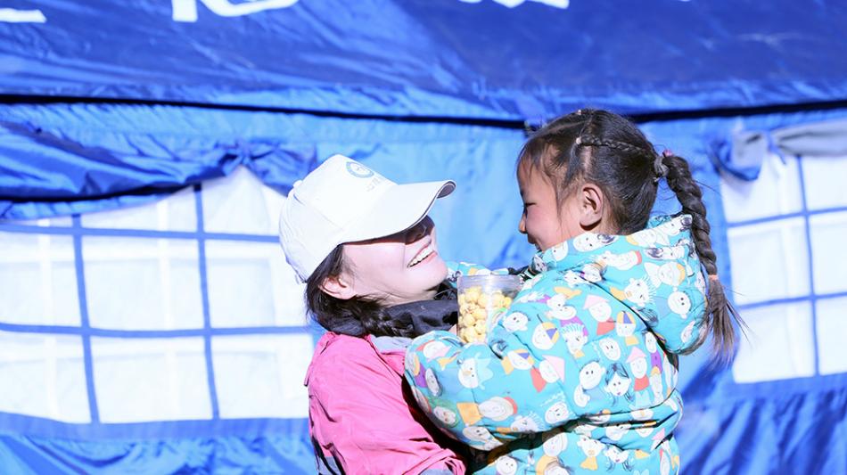 他從上海到西藏定日,希望一點(diǎn)點(diǎn)平息孩子們心中的“余震”