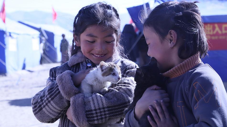 他從上海到西藏定日,希望一點(diǎn)點(diǎn)平息孩子們心中的“余震”