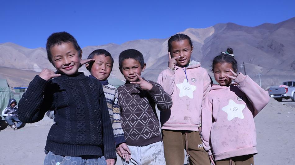 他從上海到西藏定日,希望一點(diǎn)點(diǎn)平息孩子們心中的“余震”