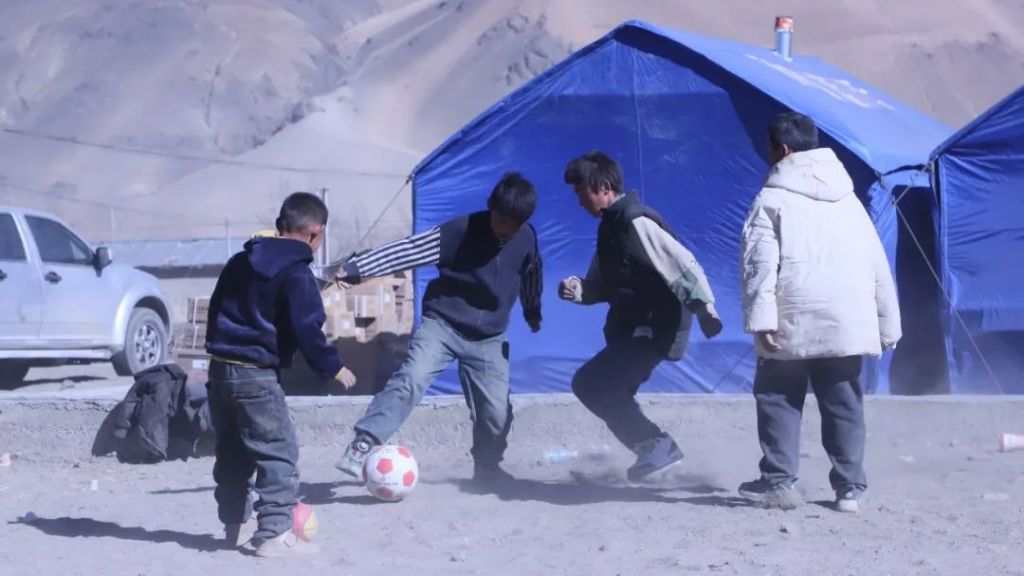 他從上海到西藏定日,希望一點(diǎn)點(diǎn)平息孩子們心中的“余震”