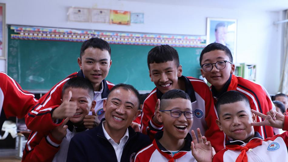 他從上海到西藏定日,希望一點(diǎn)點(diǎn)平息孩子們心中的“余震”